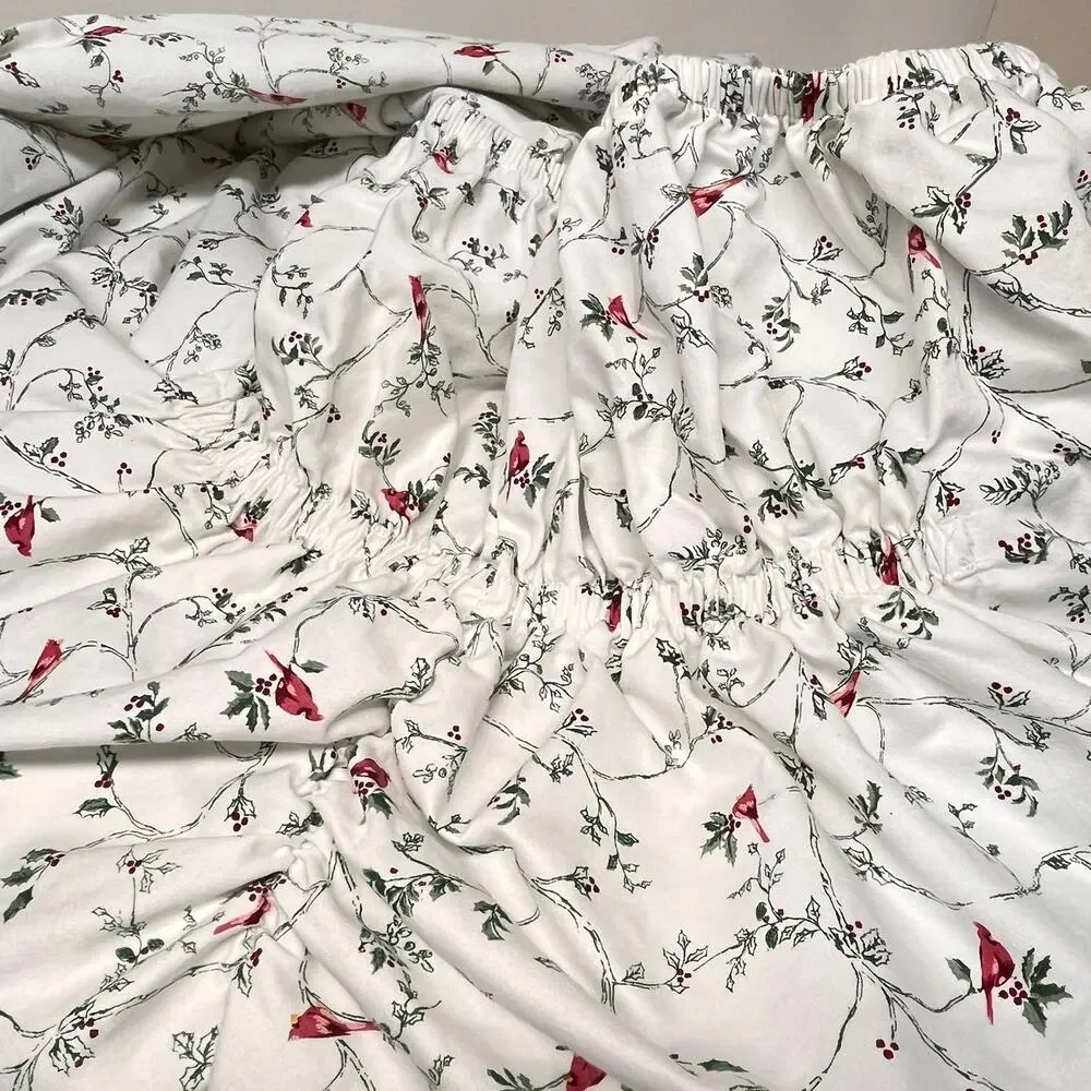 Charter Club Queen Size Fitted Sheet 100% Cotton Holly and Cardinal